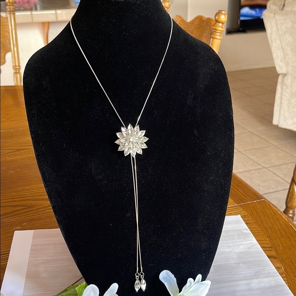 Silver Adjustable Lariat Necklace with Starburst Pendant - Picture 1 of 5